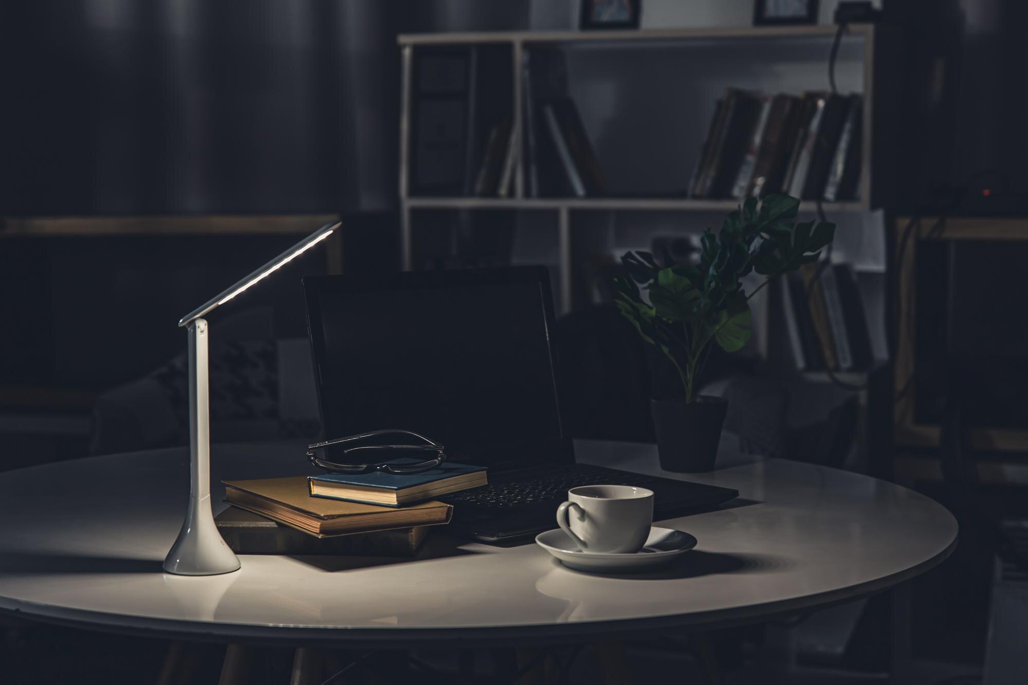 Lámpara iluminando un escritorio